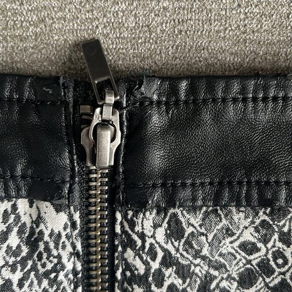 Guess pencil skirt snake print size 2 item 08-11 - Picture 10 of 10